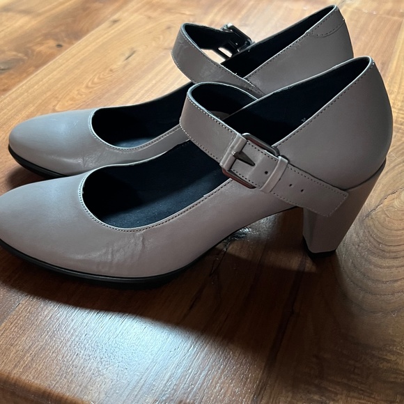 Ecco Danish Design - Gray -  8/8.5 - Picture 2 of 4